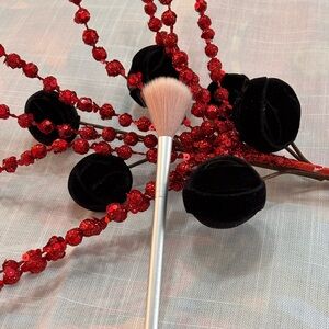 Silver Skin2Skin classic Fan Makeup Brush 70H
New